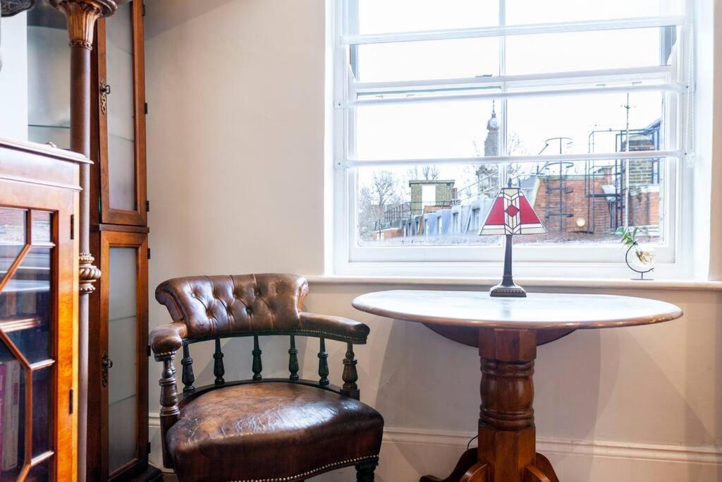Ferienwohnung Outstanding Antique 1Br Flat In Soho London Exterior foto