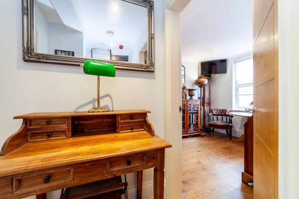 Ferienwohnung Outstanding Antique 1Br Flat In Soho London Exterior foto