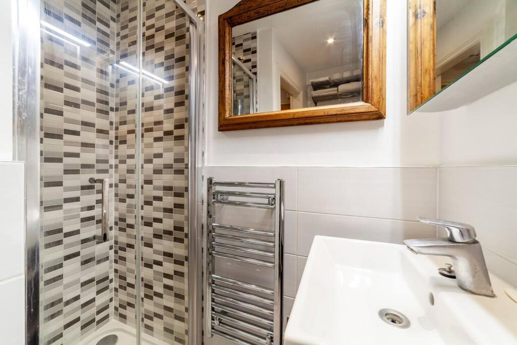 Ferienwohnung Outstanding Antique 1Br Flat In Soho London Exterior foto